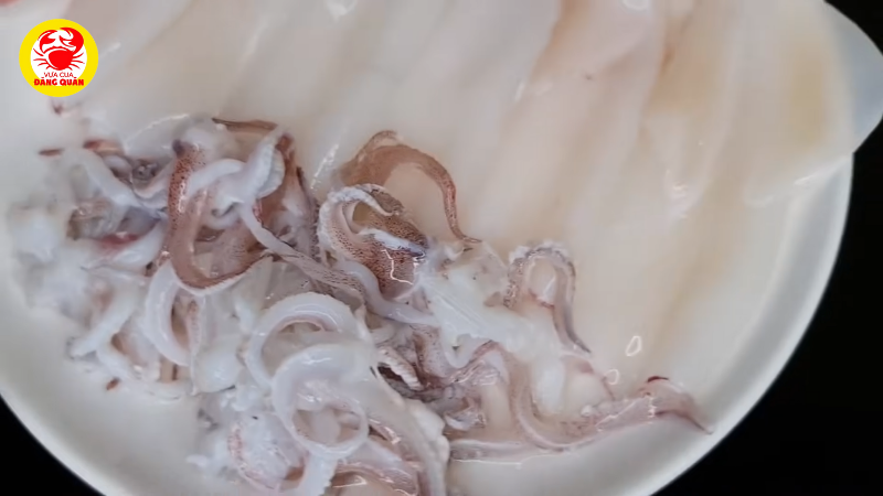 Chần sơ mực ống qua nước sôi