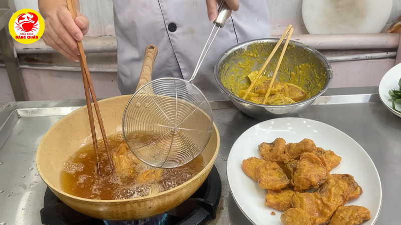 Chiên cá giòn rụm