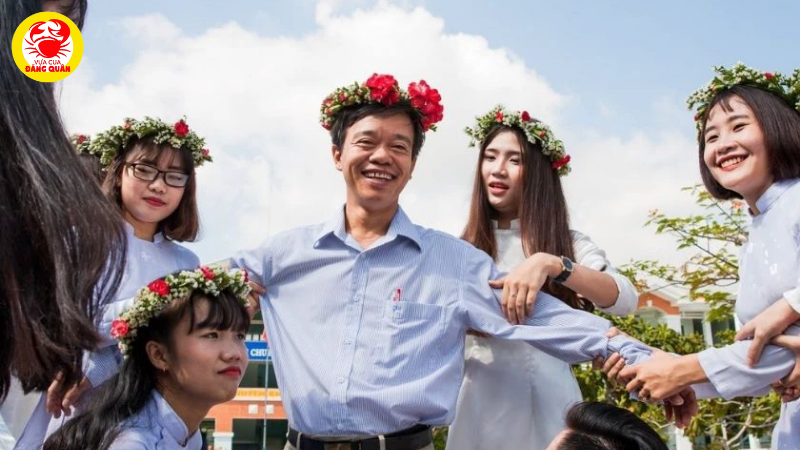 Học sinh quây quần thầy giáo ngày nhà giáo Việt Nam