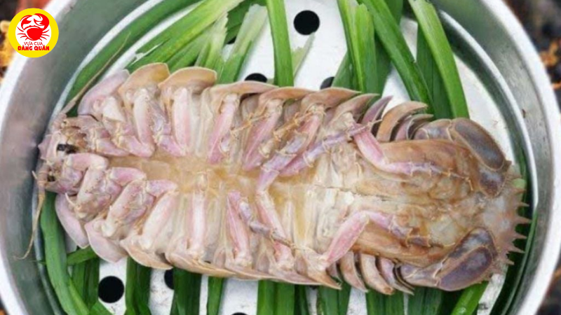 Hoàn thành món bọ biển hấp 