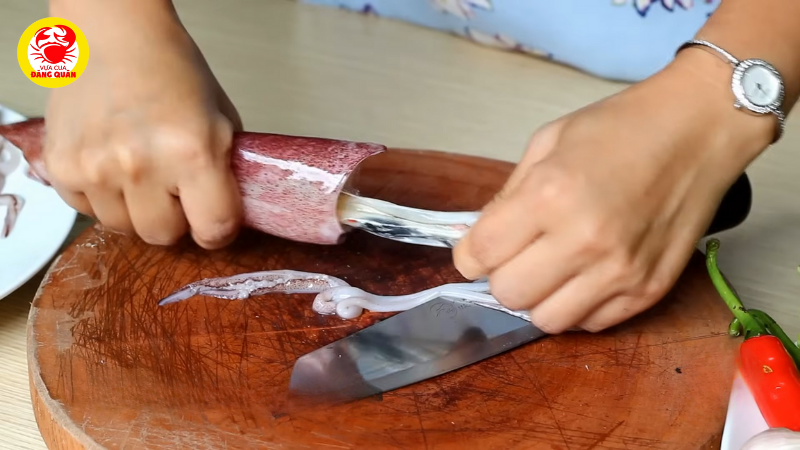 Tách đầu và thân mực