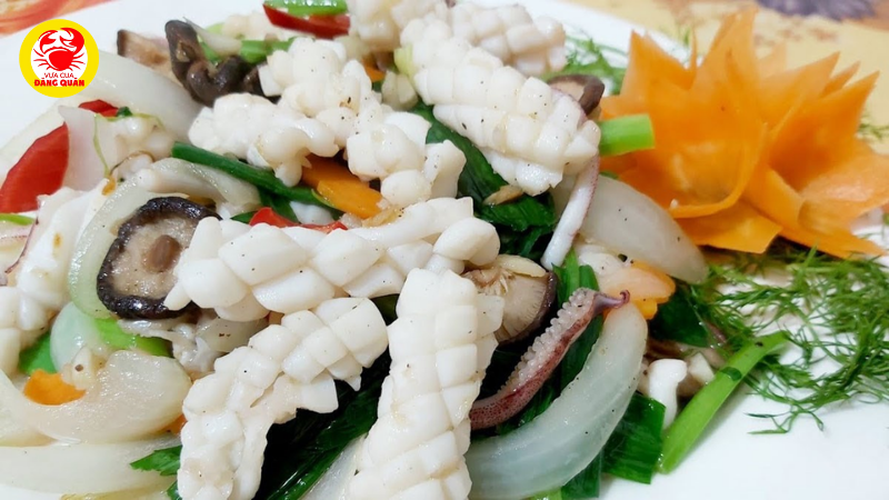 Mực ống xào cần tỏi tây